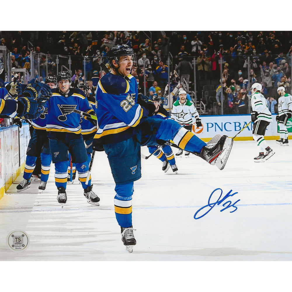 Photo 8x10 de la célébration de but de Jordan Kyrou des St. Louis Blues, autographiée