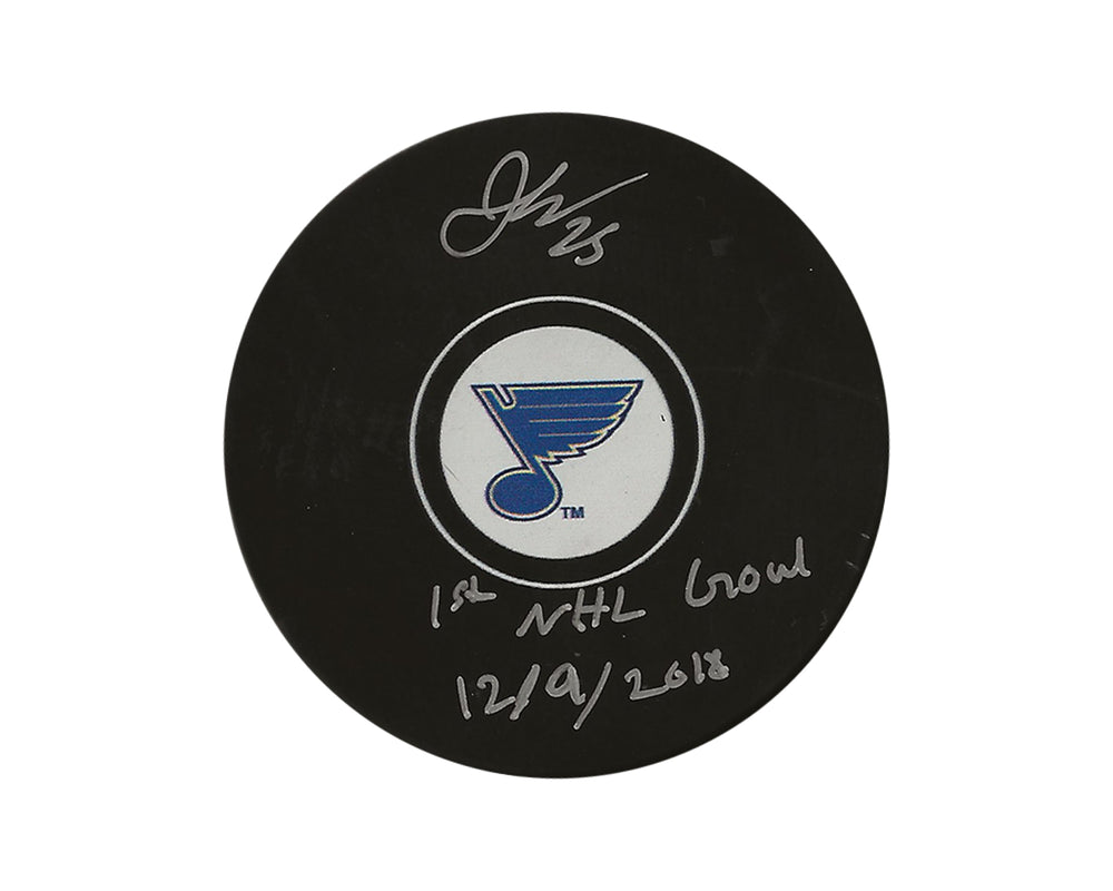Palet de hockey Jordan Kyrou autographié des St. Louis Blues, modèle autographié, avec l'inscription « 1er but en LNH 09/12/2018 »