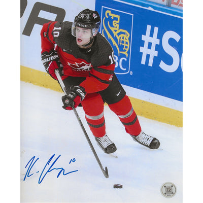Photo 8x10 autographiée de Kale Clague (Équipe Canada, Championnat mondial junior) patinant avec la rondelle, tête levée