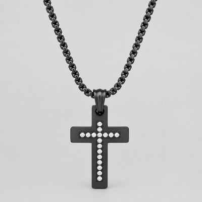 Collier avec pendentif croix en acier noir pour hommes avec pierres. Pendentif style motard avec chaîne rolo.