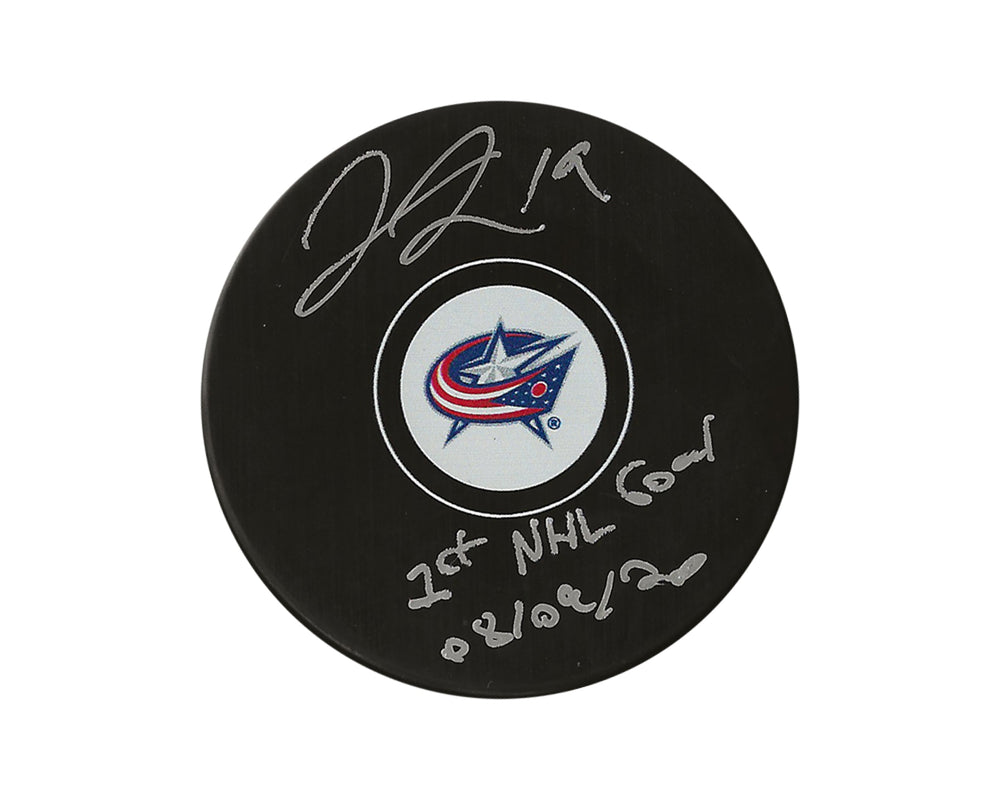Palet de hockey autographié par Liam Foudy, des Blue Jackets de Columbus, avec l'inscription « 1st NHL Goal 08/09/20 »