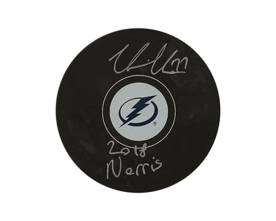 Palet officiel des Lightning de Tampa Bay autographié par Victor Hedman, avec l'inscription « 2018 Norris »