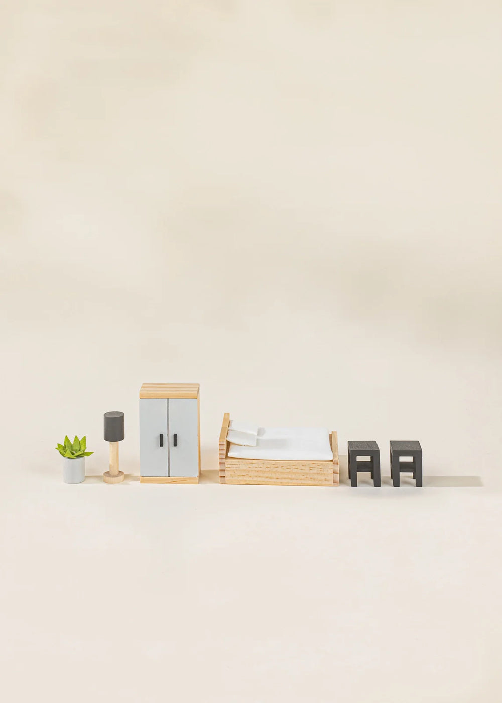 Chambre à coucher principale en bois avec meubles et accessoires (9) | Coco Village