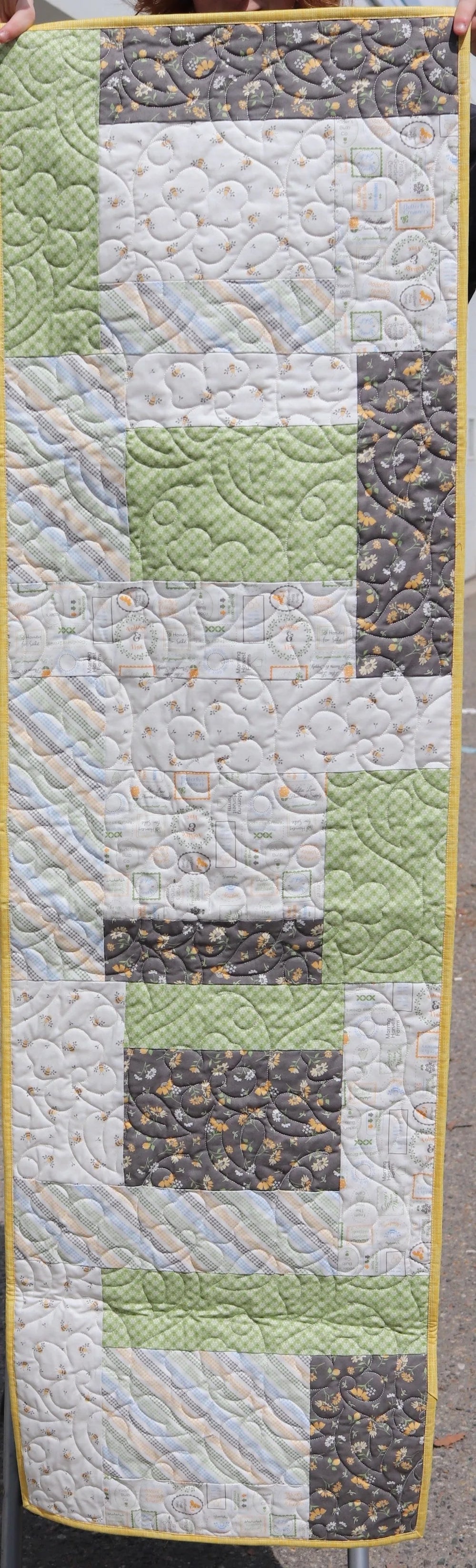 Store Sample- Table Runner - Bees — Cottage Quilting Ltd.