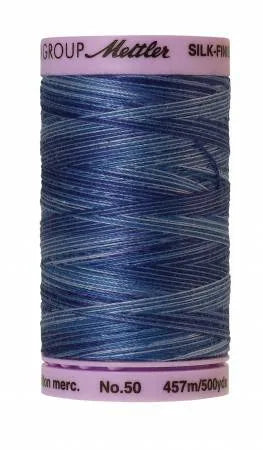 Fil de coton Mettler Silk-Finish 50wt Variegated Evening Blue 500 verges/457 m