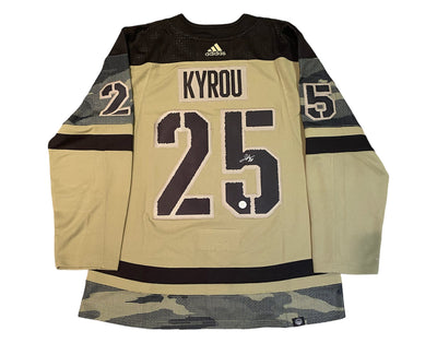 Maillot Adidas des Blues de St. Louis autographié par Jordan Kyrou (Collection Hommage aux Forces armées)