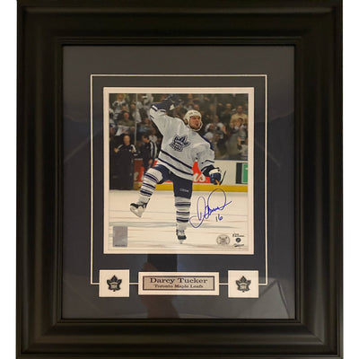 Photo encadrée 8x10 de Darcy Tucker célébrant un but avec les Maple Leafs de Toronto, signée de sa main.