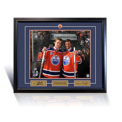PHOTO EDMONTON WAYNE GRETZKY ET CONNOR MCDAVID 16" X 20" ENCADRÉE MUSÉE COLLECTIBLE - CÉLÉBRITÉS LNH DÉCORATION MURALE REPLIQUE AUTOGRAPHE ACRILIQUE CADEAU SPORT VINTAGE (24" PAR 20")
