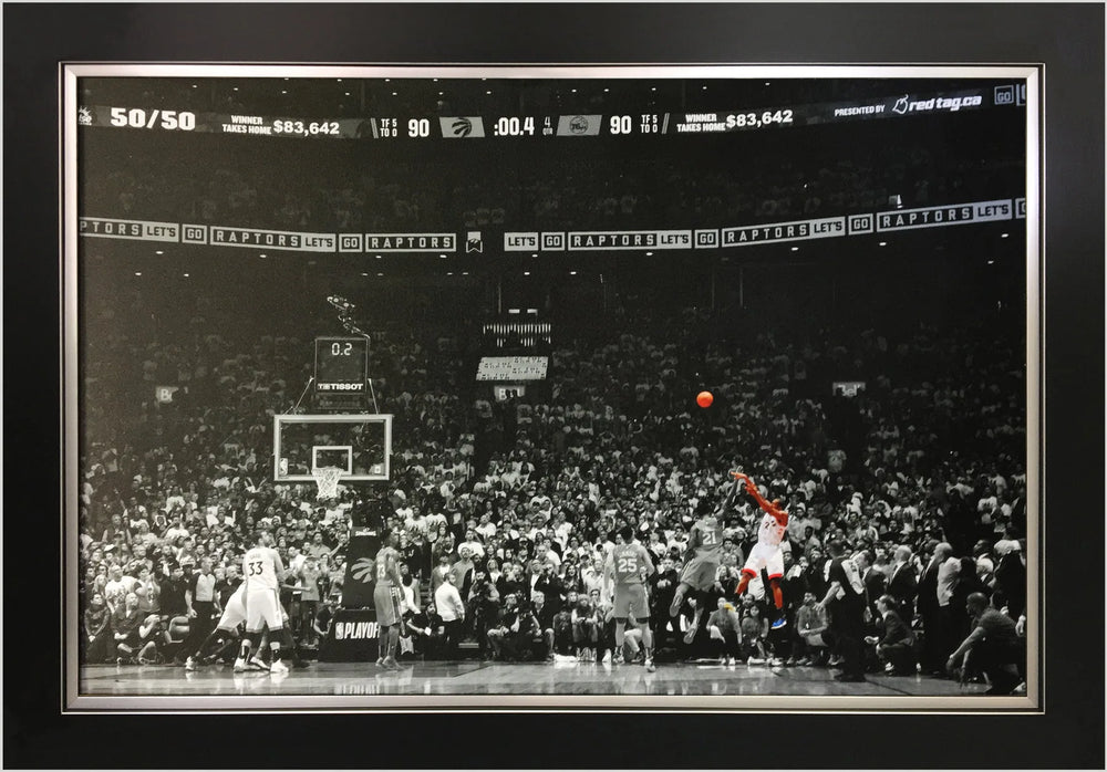 KAWHI LEONARD « LE LANCER » TOILE ENCADRÉE – ICONIQUE PANIER DE LA VICTOIRE – OBJET DE COLLECTION NBA DES TORONTO RAPTORS – DÉCORATION MURALE DE BASKETBALL POUR FANS ET ESPACES HOMMES – 33,5 X 23,5 POUCES