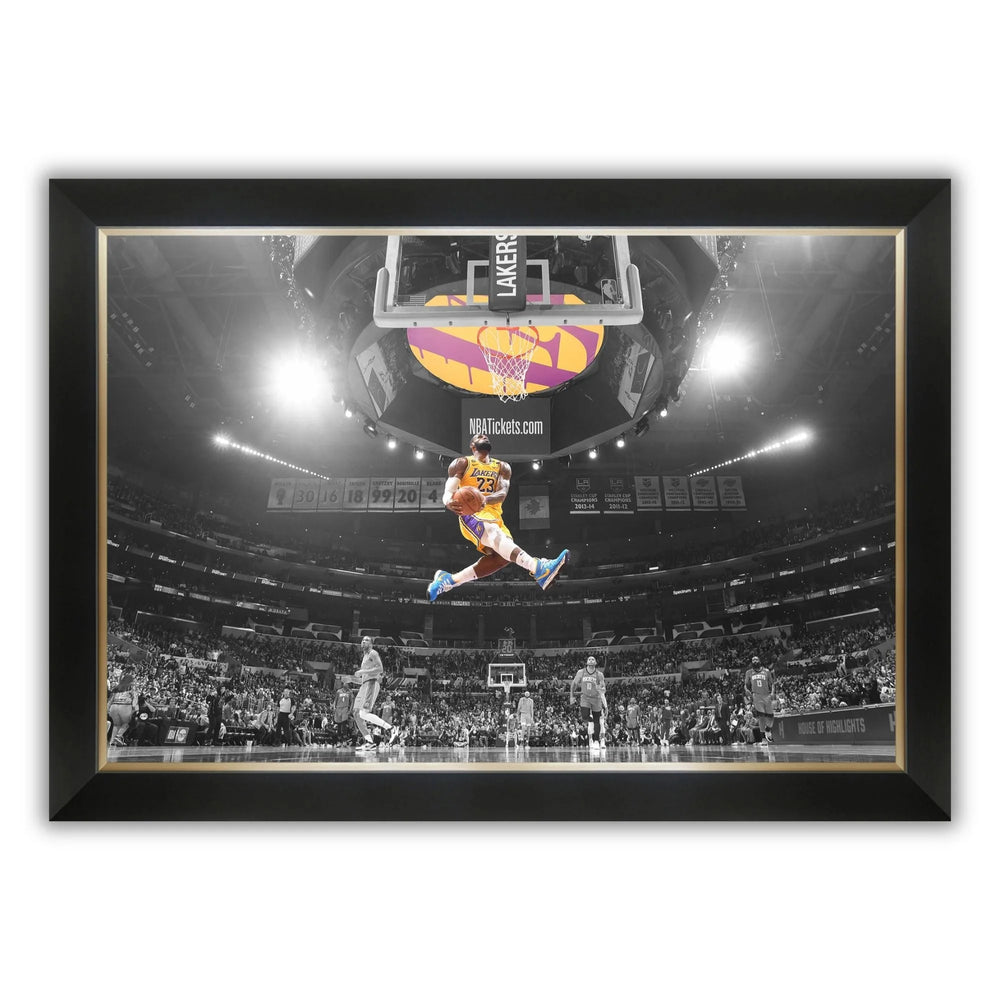 TOILE ENCADRÉE HOMMAGE AU SLAM DUNK DE LEBRON JAMES – ŒUVRE D'ART ICONIQUE DE BASKETBALL DES L.A. LAKERS – DÉCORATION MURALE POUR COLLECTIONNEURS, FANS ET PASSIONNÉS DE SPORT – SIGNATURE FAC-SIMILÉ – 33,5 X 23,5 POUCES