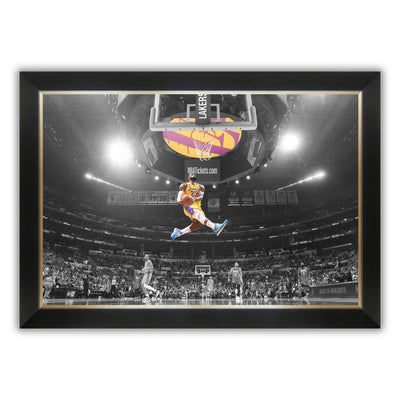 TOILE ENCADRÉE HOMMAGE AU SLAM DUNK DE LEBRON JAMES – ŒUVRE D'ART ICONIQUE DE BASKETBALL DES L.A. LAKERS – DÉCORATION MURALE POUR COLLECTIONNEURS, FANS ET PASSIONNÉS DE SPORT – SIGNATURE FAC-SIMILÉ – 33,5 X 23,5 POUCES