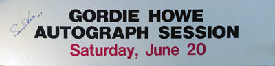 ENSEIGNE AUTOGRAPHIÉE VINTAGE DE GORDIE HOWE – MR. HOCKEY, SOUVENIR AUTHENTIQUE DE LA LNH – OBJET DE COLLECTION RARE (22,5 PO X 5,5 PO)