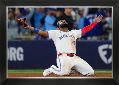VLADIMIR GUERRERO JR. CÉLÉBRATION ALCS 2025 – TOILE MURALE ENCADRÉE DU BASEBALL DES BLUE JAYS DE TORONTO - 33,5" X 23,5"