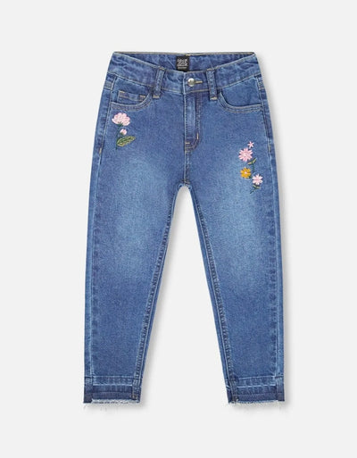 Jean en denim avec ourlets effilochés et broderies florales | Bleu | Deux Par Deux