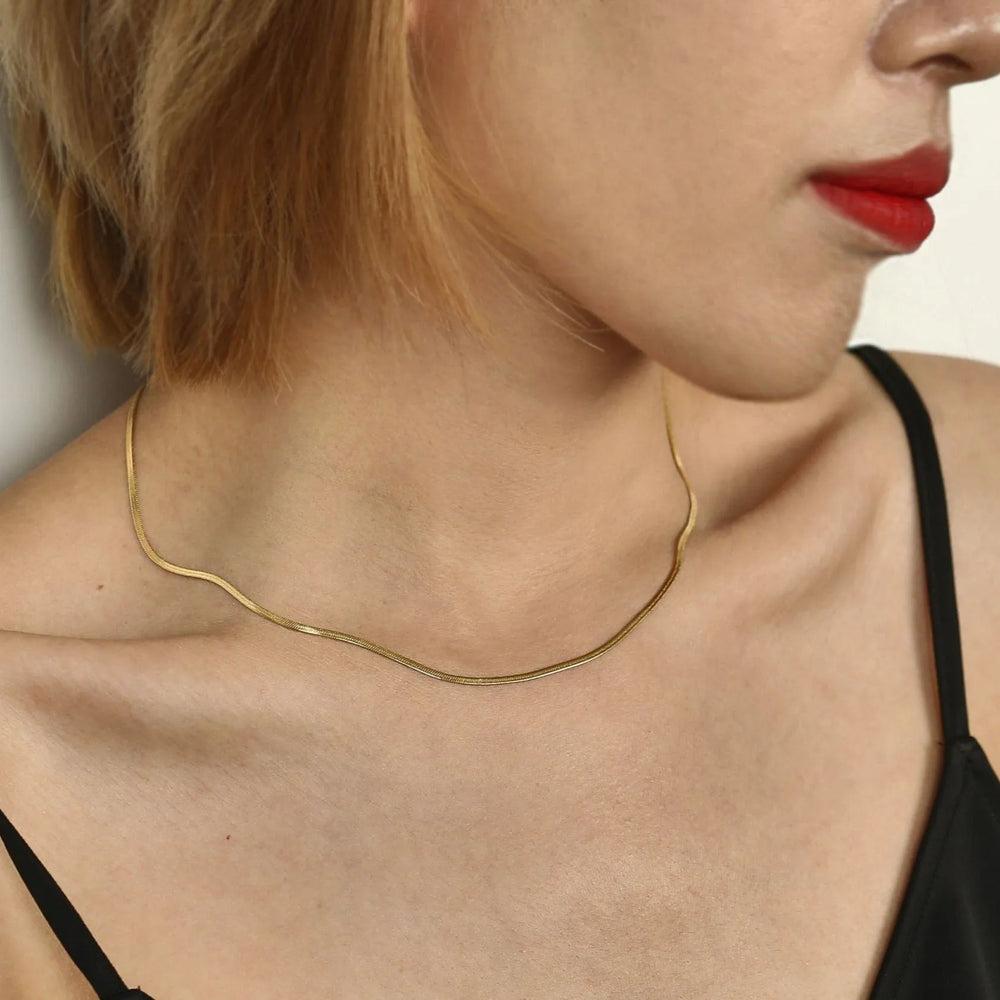 MILA : Collier à chaîne dorée délicate à texture peau de serpent