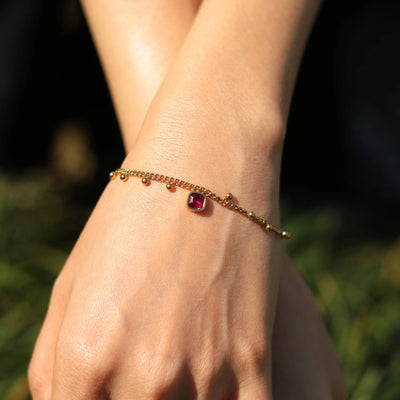 Bracelet à chaîne perlée ROWEN avec breloque en cristal rouge