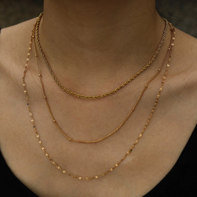 Collier ZURI à triple rangée de chaînes mélangées en or