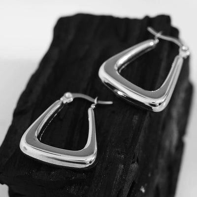 ANIKA : Boucles d'oreilles créoles mini triangulaires épaisses, ton argent (or blanc)