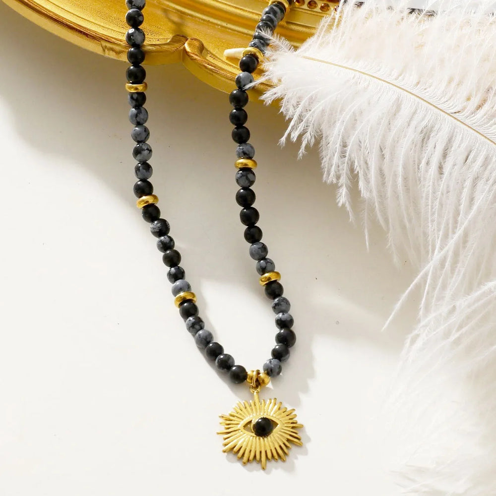 Collier LILIANA en perles d'albâtre, d'onyx et d'or avec pendentif "Œil de la Providence"