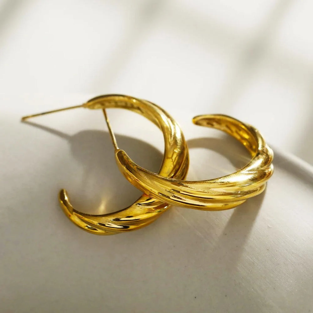 Boucles d'oreilles DORSINA en or, Lignes texturées. Inspiré par la nature.