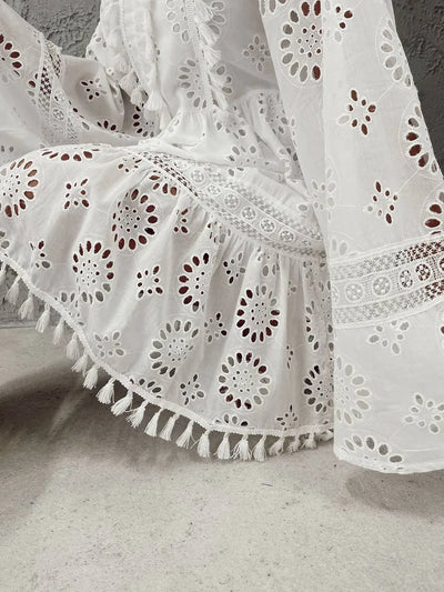 Robe courte à œillets avec manches longues
