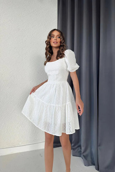 Robe à manches courtes avec œillets