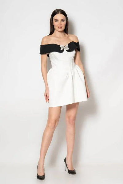 Robe Courte Noire à Col Bardot - Blanche
