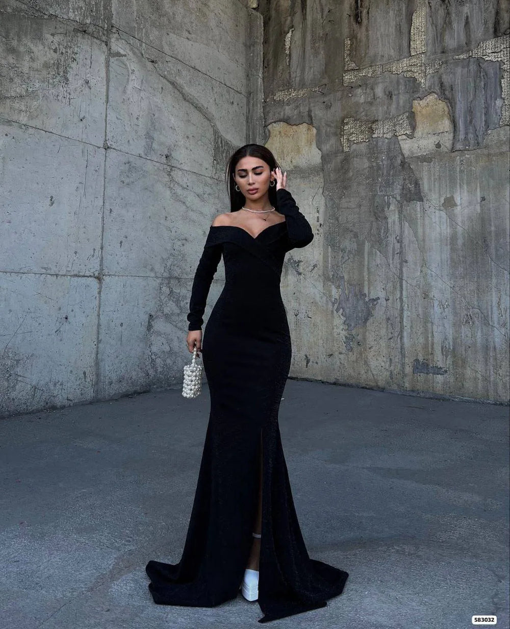 Robe longue à épaules dénudées et manches longues chatoyante - Noir