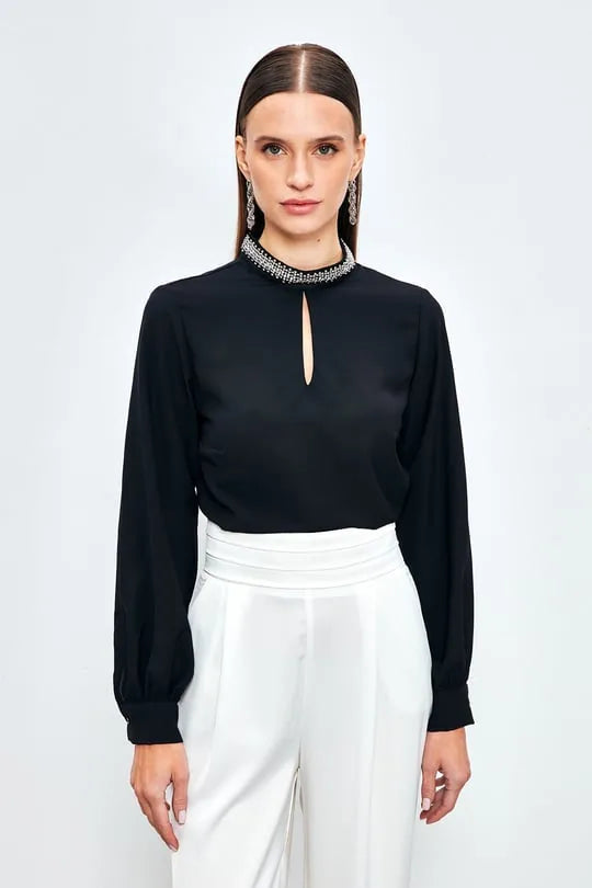 Blouse à manches longues, col montant orné de perles et découpe clé - Noir