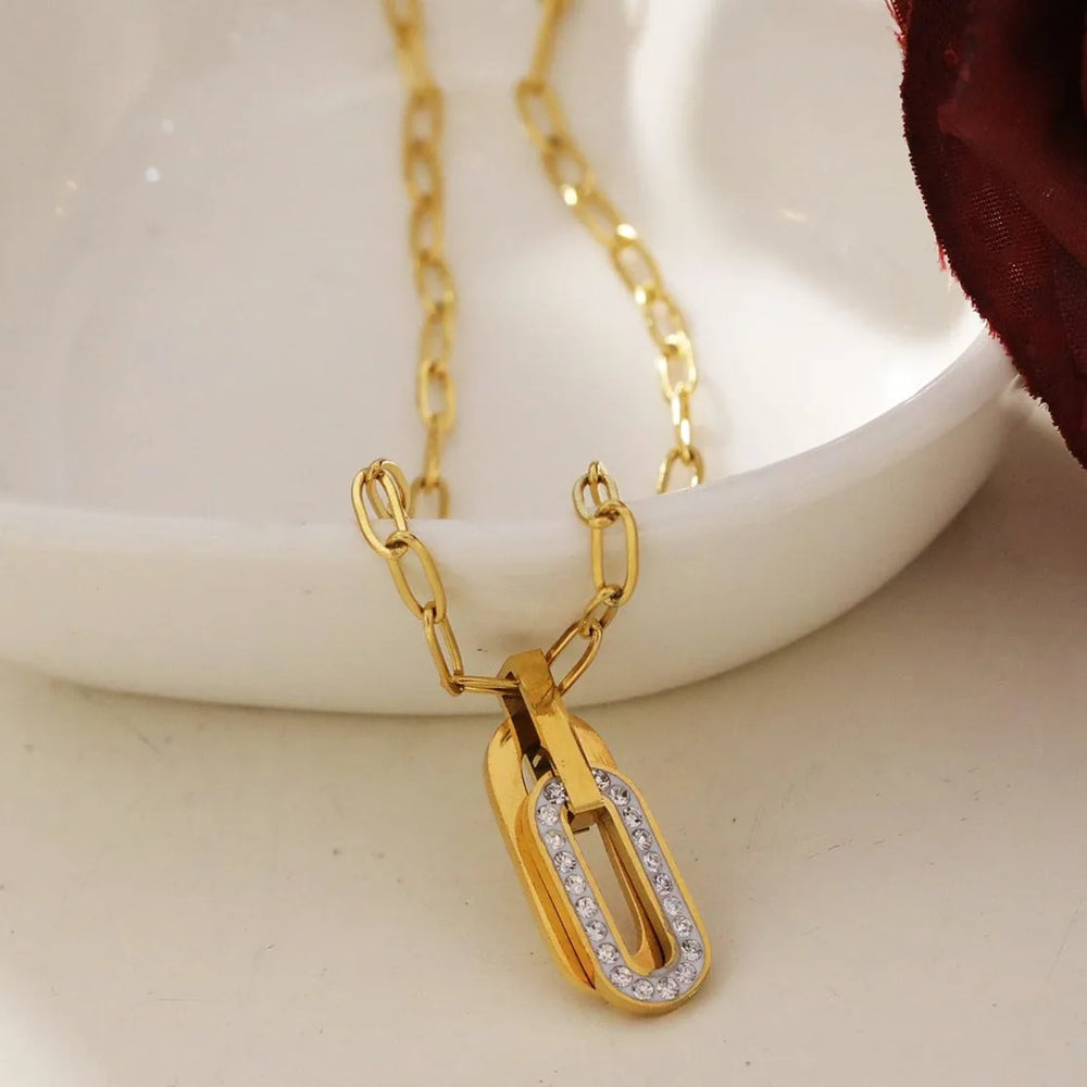 CHICALA : Pendentif à breloques ovales serties de zirconiums sur chaîne trombone