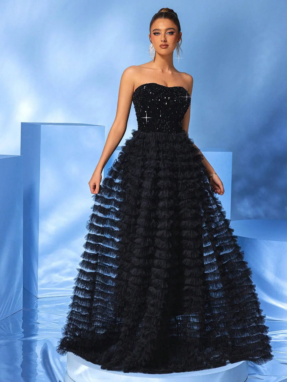 Robe de bal longue noire sans bretelles à paillettes avec jupe à volants en tulle superposé – Robe de luxe pour bal et gala