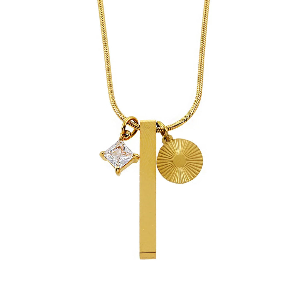 Style DEFNIE : Collier délicat à texture peau de serpent avec trio de breloques