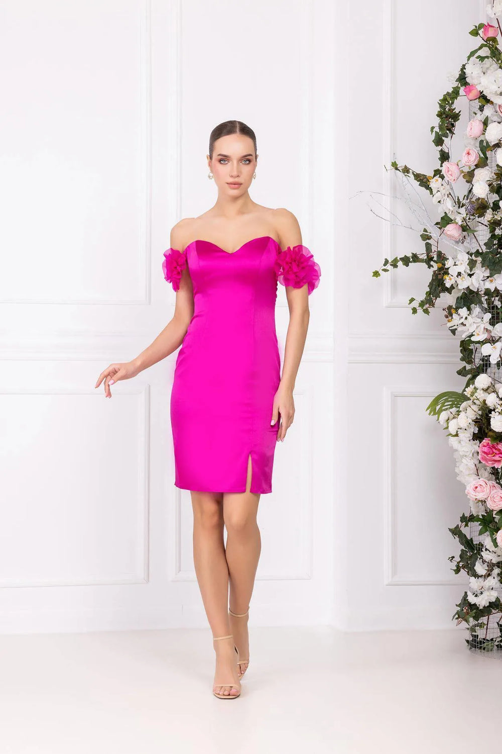 Robe courte à épaules dénudées en satin fleuri avec fente - Fuchsia