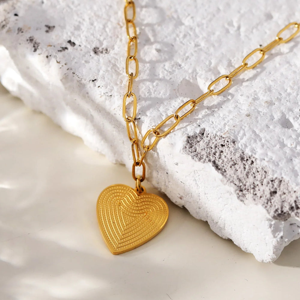 Style ALARA : Chaîne mini trombone retenant un charm cœur orné en or