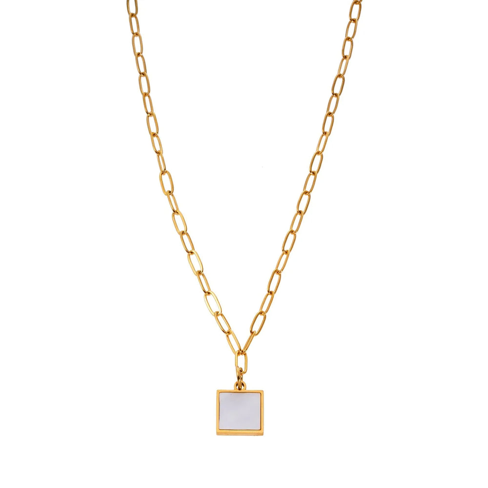 Modèle ANNABELLA : Collier pendentif carré minimaliste en métal et nacre sur chaîne trombone.