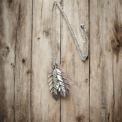Collier pendentif triple plume