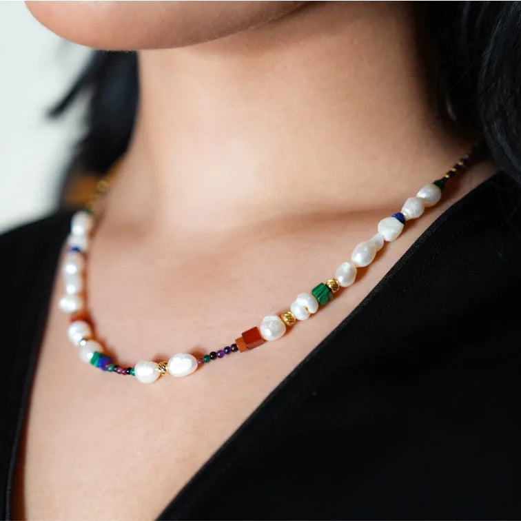 AMADIA : Paradis Trouvé - Collier Coloré avec Perles Dorées, Pierres Naturelles et Perles d'Eau Douce