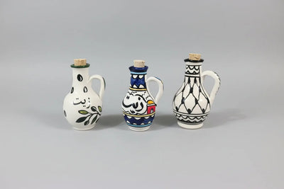 Carafe à huile en céramique – «زيت» (Huile) en arabe | Avec bouchon en liège | Motif de village