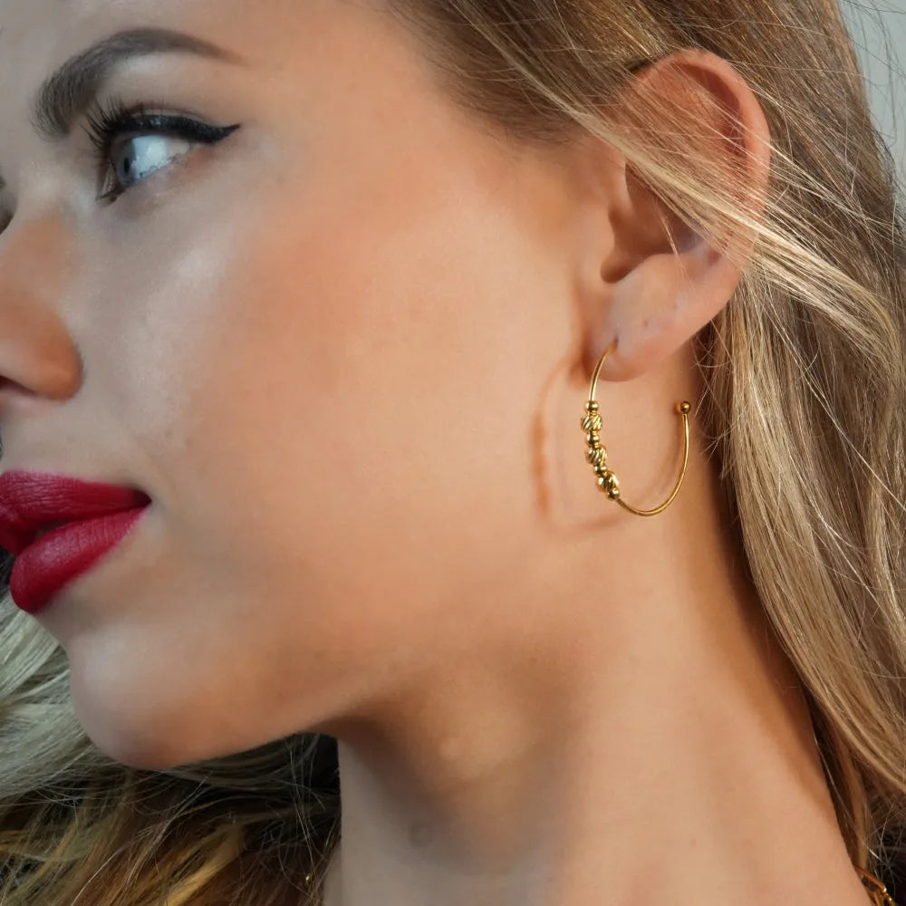 CHARIS : Boucles d'oreilles anneaux classiques rehaussées d'une multitude de breloques