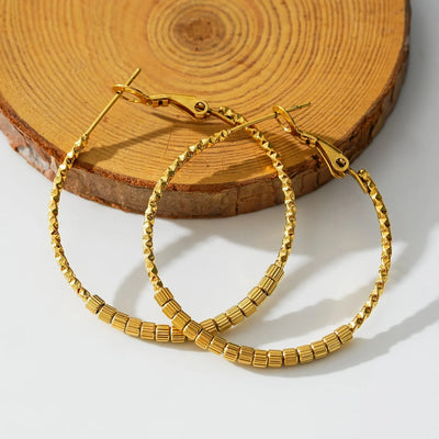 HOSHIKA : Boucles d'oreilles créoles perlées à texture variable