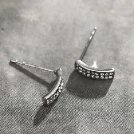 ASTRID : Boucles d'oreilles minimalistes en argent avec barres courbées et zirconias pavés