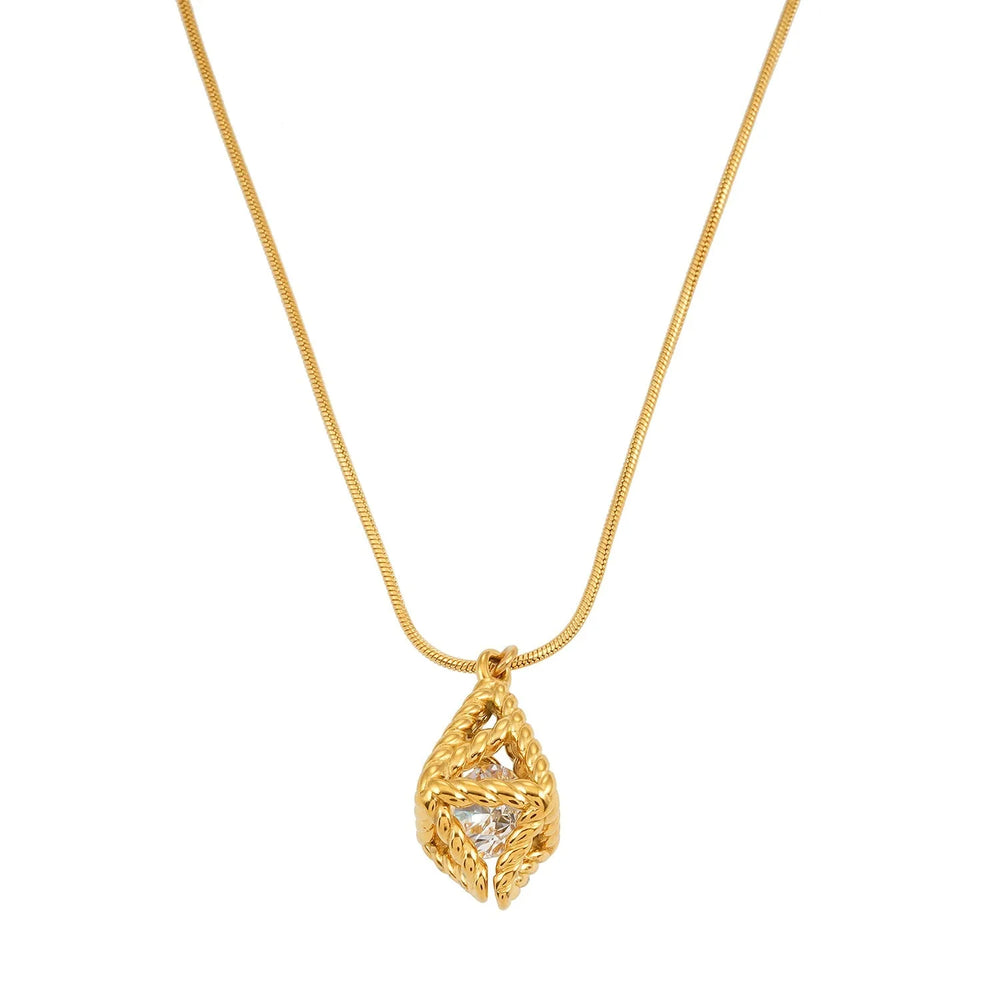 Style KARJAT : Collier à chaîne dorée avec pendentif géométrique en zircone en cage