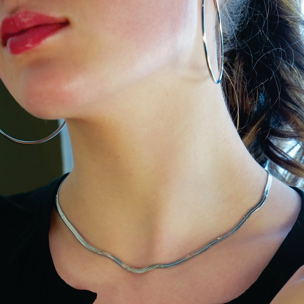 BAMBURG Argent : Collier à chaîne serpent texturé effet peau de serpent avec étoiles gravées