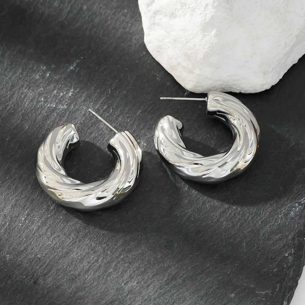 BEAUFORT Argenté (Or Blanc): Boucles d'oreilles créoles épaisses chic abstrait – L'élégance moderne redéfinie