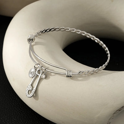 CHRISTINA : Bracelet en or blanc orné de charms (ton argent)