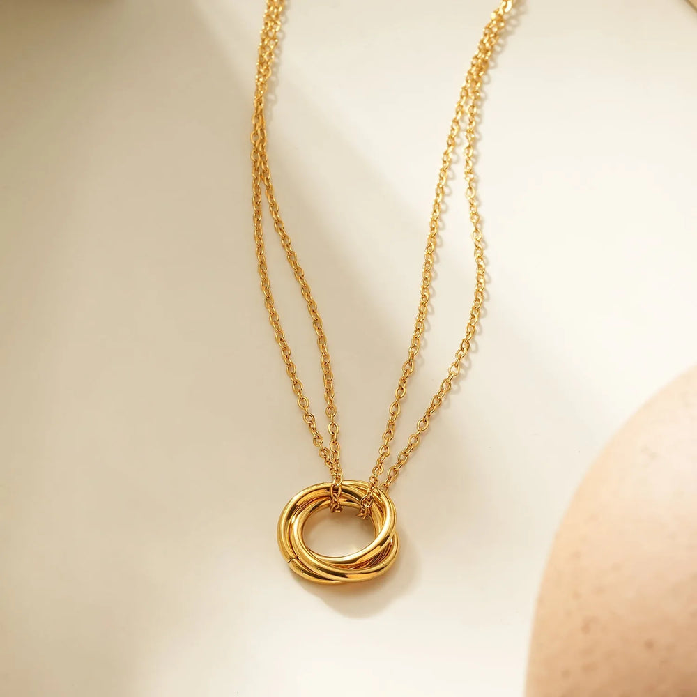 ELVIRA Or : Collier Délicat à Double Chaîne avec Pendentif Entrelacé à 3 Anneaux – Symbole d'Amour, d'Unité et d'Éternité