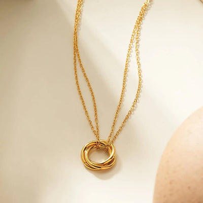 ELVIRA Or : Collier Délicat à Double Chaîne avec Pendentif Entrelacé à 3 Anneaux – Symbole d'Amour, d'Unité et d'Éternité