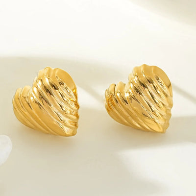 MICINA Or : Boucles d'oreilles à tige en forme de cœur texturé Art Déco