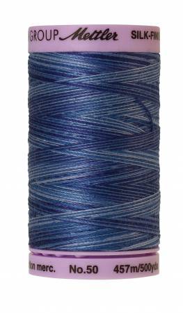 Fil de coton Mettler Silk-Finish 50wt Variegated Evening Blue 500 verges/457 m