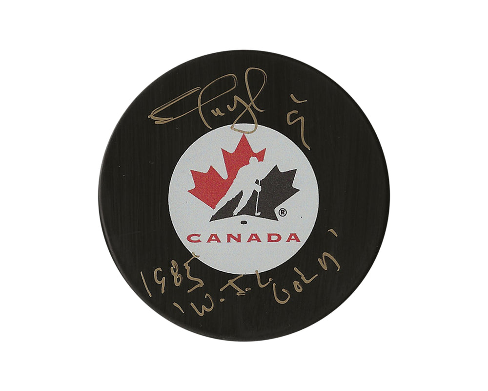 Palet de hockey dédicacé Shayne Corson, modèle autographié Team Canada, avec l'inscription « 1985 WJC Gold »